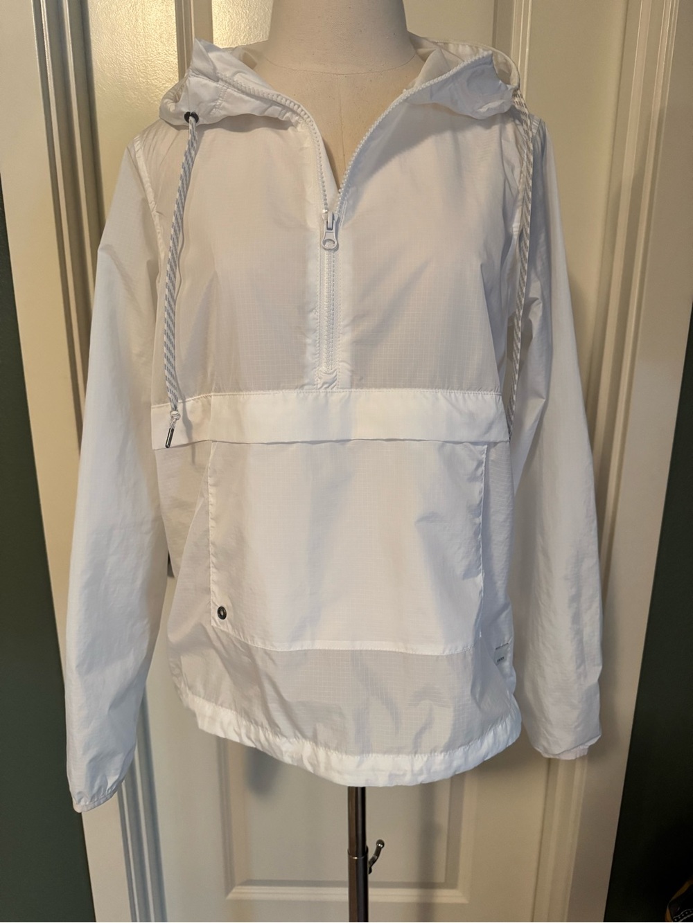 Vuori Women’s White Athletic Hooded Pullover Rain Anorak
